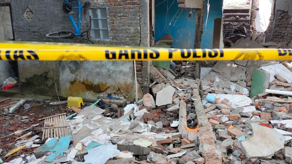 Kondisi rumah yang rusak akibat ledakan bahan petasan di Dusun Junjungan, Desa Giriwarno, Kecamatan Kaliangkrik, Kabupaten Magelang, Jawa Tengah, Senin (27/3/2023). Akibat ledakan yang terjadi pada Minggu (26/3/2023) malam tersebut, satu orang warga dilaporkan meninggal, 5 luka-luka, dan sekitar 20 rumah rusak.