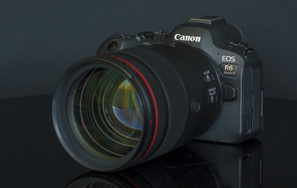 Kamera Canon R6 Mark II dan lensa Canon RF 135mm F1.8L IS USM terbaru. 