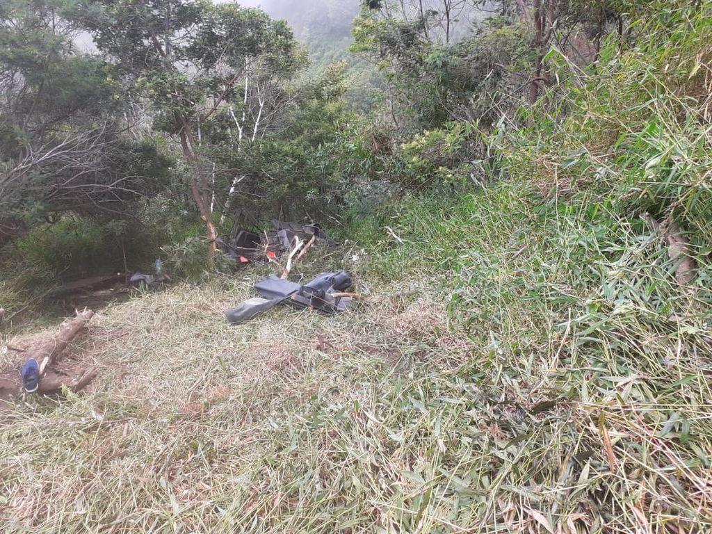 Jip wisata jatuh ke jurang di kawasan Bromo, Sabtu (10/9/2022). Dua orang dari enam penumpangnya tewas.