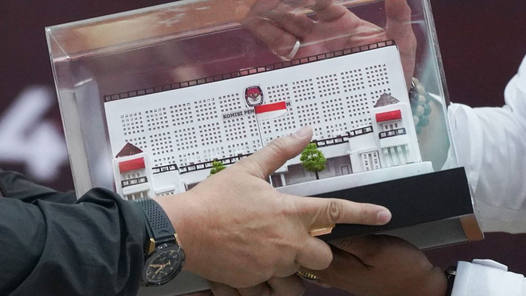 Cinderamata KPU Pusat yang diberikan kepada parpol yang melakukan pendaftaran keikutsertaan Pemilu 2024 di Kantor Komisi Pemilihan Umum (KPU) Pusat, Jakarta, Senin (1/8/2022).