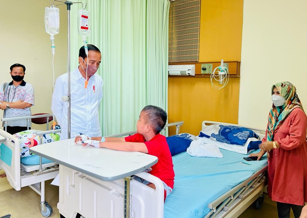 Presiden Joko Widodo meninjau aktivitas pelayanan BPJS Kesehatan di Rumah Sakit Umum Daerah (RSUD) Arifin Achmad, Kota Pekanbaru, Riau, Rabu (4/1/2023).
