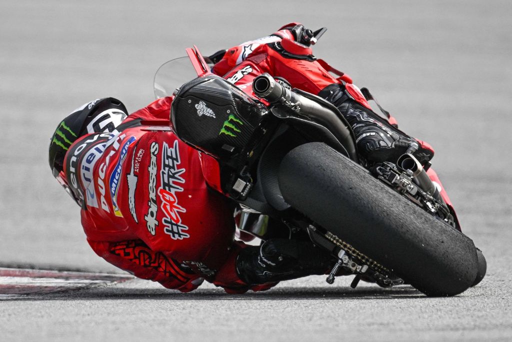 Pebalap Ducati Lenovo, Francesco Bagnaia, melaju di tikungan pada sesi uji coba pramusim MotoGP di Sirkuit Internasional Sepang, Malaysia, 12 Februari 2023. 