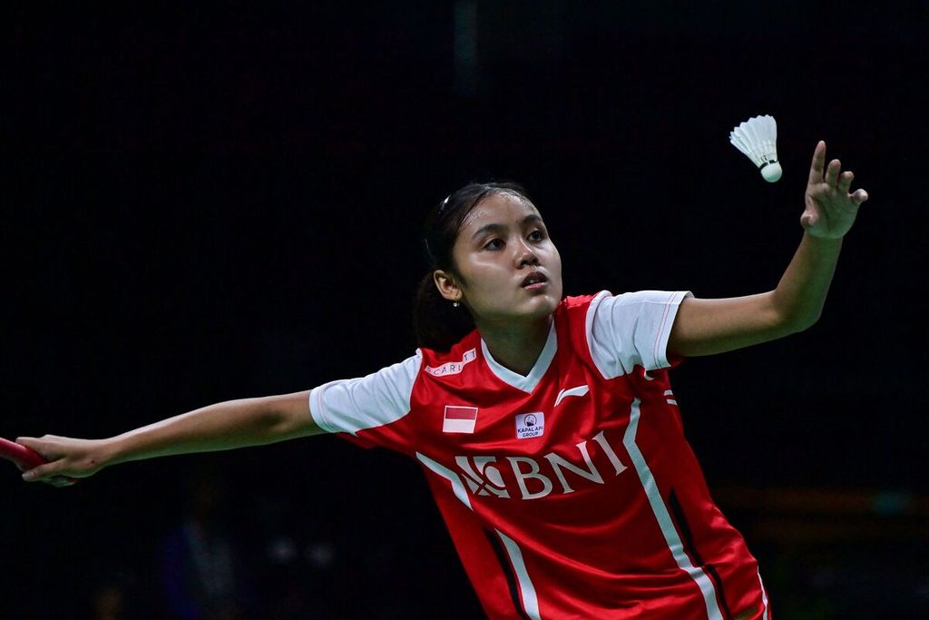 Tunggal putri Indonesia, Bilqis Prasista, melakukan servis saat menghadapi Yaelle Hoyaux (Perancis) pada penyisihan Grup A Piala Uber di Bangkok, MInggu (8/5/2022). Bilqis menang 17-21, 21-14, 21-18. Indonesia pun menang telak, 5-0.