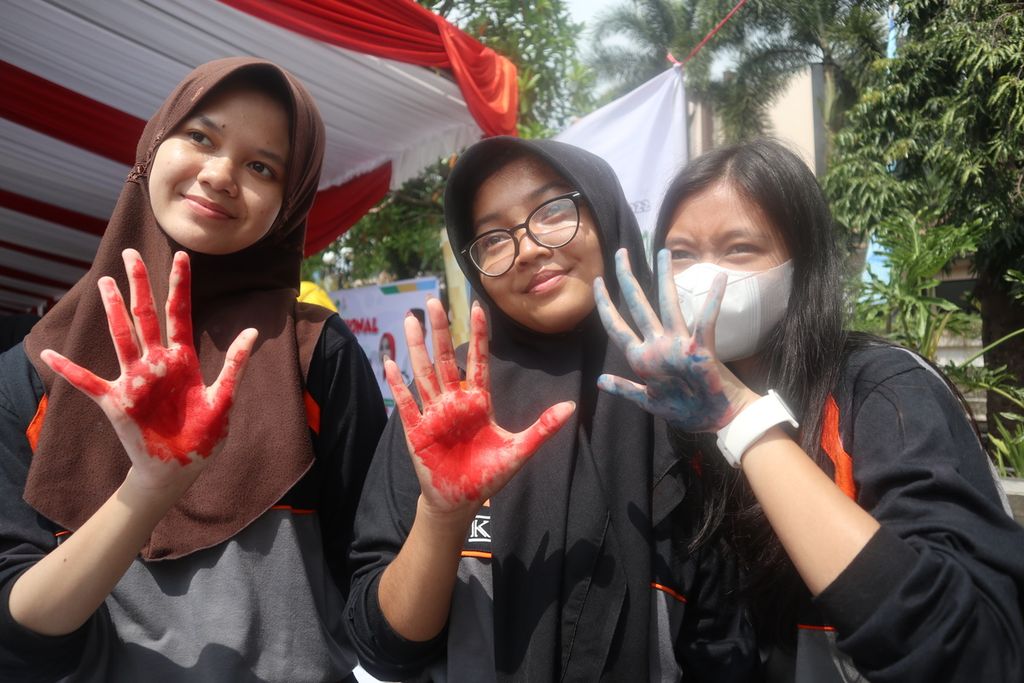 Sejumlah pelajar menunjukkan telapak tangannya sebagai bentuk kampanye stop kekerasan terhadap anak di sela-sela Peringatan Hari Anak Nasional tingkat Jawa Barat di Kabupaten Kuningan, akhir Juli 2022.