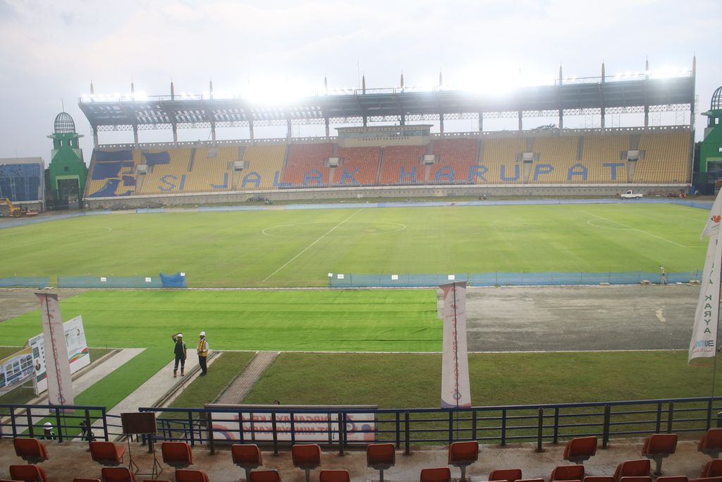 Petugas mengamati Stadion Si Jalak Harupat, Kecamatan Soreang, Kabupaten Bandung, Jawa Barat, Sabtu (11/3/2023). Stadion yang berjarak sekitar 20 kilometer dari pusat Kota Bandung ini menjadi salah satu calon lokasi penyelenggaraan pertandingan Piala Dunia U-20 pada 2023.