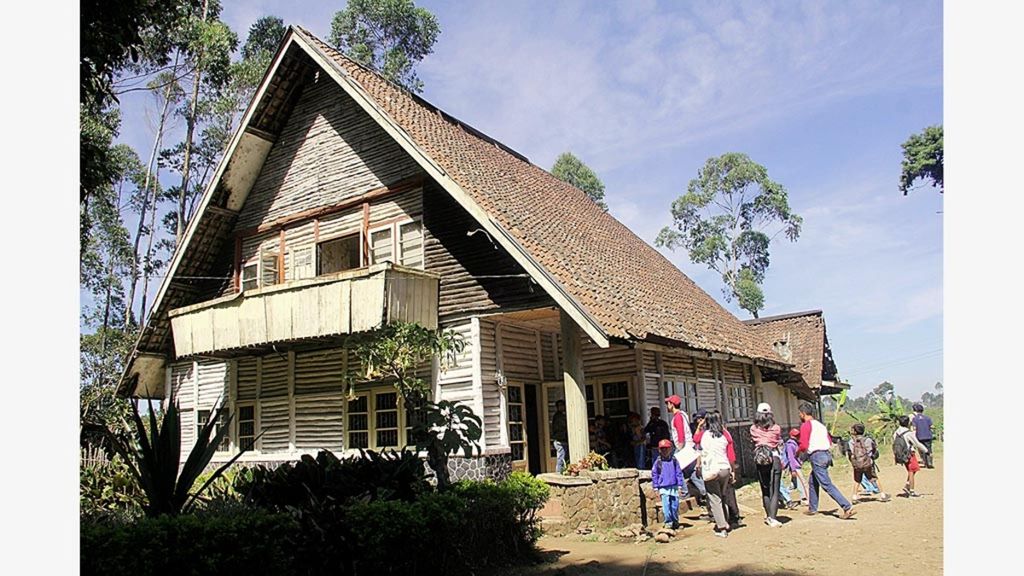 Sejumlah wisatawan mengunjungi rumah yang pernah digunakan untuk tempat pengambilan gambar film<i> Pengabdi Setan </i>di Desa Margamukti, Kecamatan Pangalengan, Kabupaten Bandung, Jawa Barat, Sabtu (28/7/2018). Setelah film <i>Pengabdi Setan</i> tayang di bioskop pada September 2017, rumah milik PT Perkebunan Nusantara VIII itu kerap dikunjungi wisatawan dari sejumlah daerah di Nusantara.