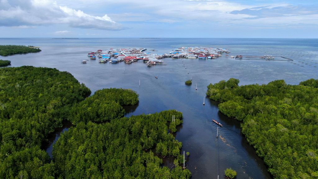 Hutan mangrove atau bakau yang cukup lebat menjadi pembatas alam antara perkampungan suku Bajo di Desa Torosiaje, Kecamatan Popayato, Kabupaten Pohuwato, Gorontalo, dengan daratan, pertengahan Juli 2022.  