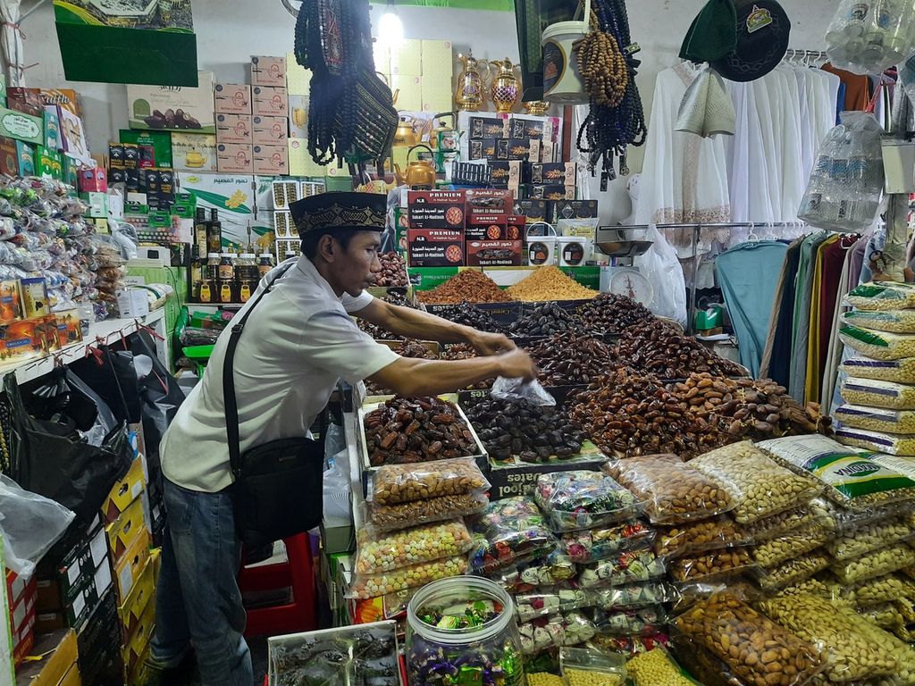 Pedagang kurma, Temun (45), menilai penjualan kurma menjelang Ramadhan telah kembali normal di kiosnya di Blok B Pasar Tanah Abang, Jakarta, Minggu (19/3/2023). Ia menyebut sehari dapat mengantongi hingga Rp 15 juta atau meningkat dibandingkan saat kasus Covid-19 memuncak, yakni Rp 5 juta.