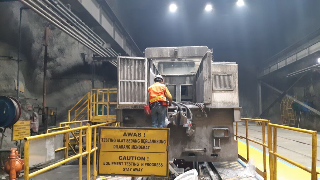 Seorang petugas mengecek kondisi salah satu lokomotif di salah satu terowongan di kompleks tambang bawah tanah PT Freeport Indonesia, Tembagapura, Kabupaten Mimika, Papau, Rabu (1/6/2022). Sekitar 5.000 orang bekerja di tambang bawah tanah setiap hari di lingkungan PT Freeport Indonesia.