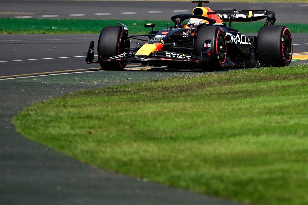 Pebalap Red Bull, Max Verstappen, memacu mobilnya pada sesi latihan Formula 1 seri Australoa, 31 Maret 2023.