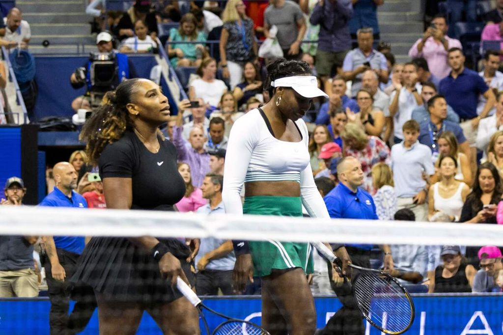 Ganda putri AS Serena Williams (kiri) dan Venus Williams meninggalkan lapangan setelah kalah dari ganda putri Ceko Lucie Hradecka dan Linda Noskova pada babak pertama AS Terbuka, di Pusat Tenis Nasional Billie Jean King, Flushing Meadows, New York, Kamis (1/9/2022). Serena/Venus kalah dengan skor 6-7 (5), 4-6. 
