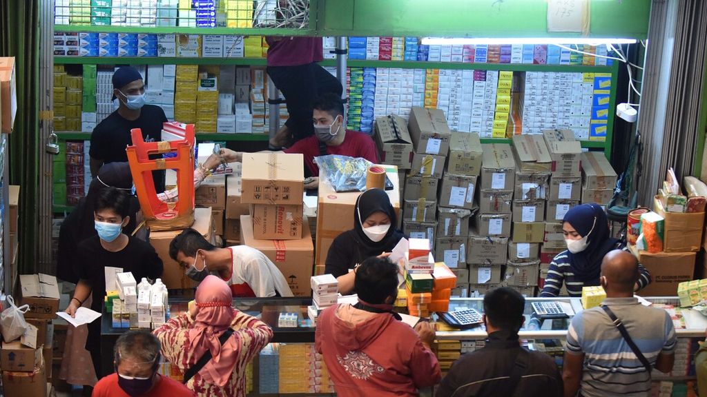 Pedagang obat melayani warga yang membeli aneka obat, suplemen, dan alat medis di Pasar Pramuka, Matraman, Jakarta Timur pada 7 Juli 2021. Dalam perkembangan terbaru, WHO merekomendasikan sejumlah obat untuk pasien Covid-19. WHO juga telah melarang penggunaan obat sebelumnya seperti 
