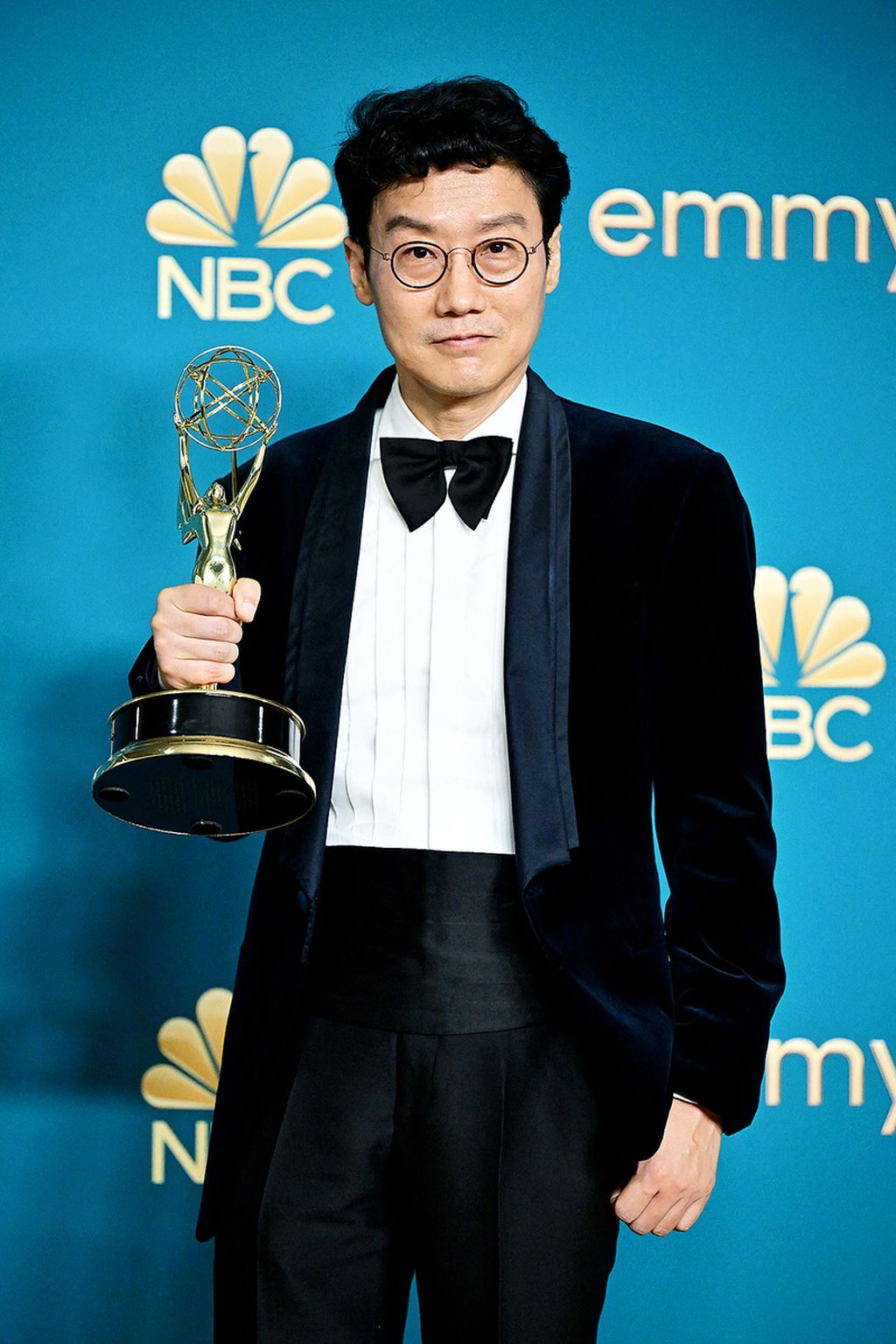 Sutradara dari Korea Selatan, Hwang Dong-hyuk, berpose dengan piala Emmy Awards 2022 untuk raihan Outstanding Directing for A Drama Series lewat serial <i>Squid Game</i> di Microsoft Theater, Los Angeles, California, AS, Senin (12/9/2022) waktu AS.