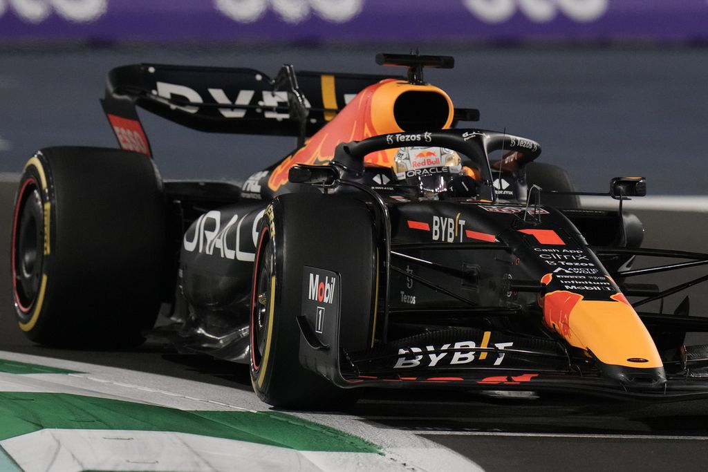 Pebalap tim Red Bull Max Verstappen memacu mobilnya pada sesi latihan Grand Prix Formula 1 seri Arab Saudi di Jeddah, Sabtu (26/3/2022) dini hari WIB. 
