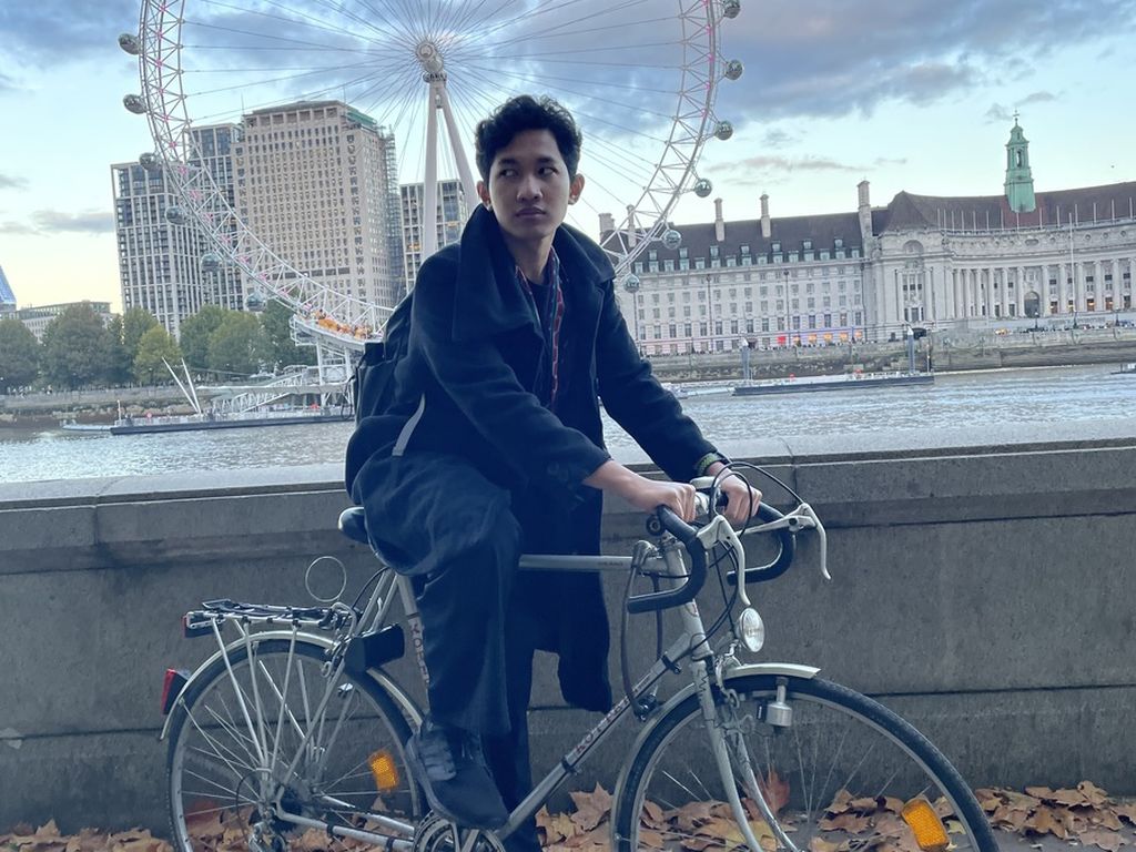Hilman Prakoso (24), mahasiswa S-2 Urban Spatial Science di UCL, berfoto di depan London Eye. Bagi Hilman, bersepeda di London, Inggris, menjadi cara untuk menjelajah kota.