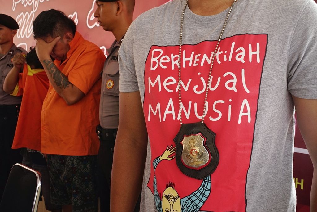 Dua tersangka tindak pidana perdagangan orang dihadirkan di Markas Polda Kepulauan Riau, Senin (9/9/2019). Dalam operasi penangkapan itu, polisi menyelamatkan 31 perempuan korban perdagangan orang yang berasal dari enam provinsi di Sumatera dan Jawa.