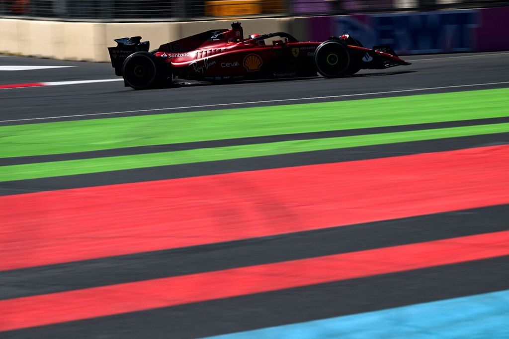 Pebalap Ferrari, Charles Leclerc, beraksi saat balapan Formula 1 Seri Azerbaijan di Sirkuit Jalanan Baku, Azerbaijan, Minggu (12/6/2022). Leclerc gagal finis karena mobilnya mengalami gangguan mesin. 