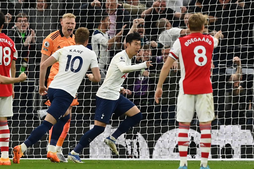 Striker Tottenham Hotspur asal Korea Selatan, Son Heung-min (tengah), merayakan gol ketiga yang dicetak klubnya dalam pertandingan Liga Primer Inggris antara Tottenham Hotspur dan Arsenal di Tottenham Hotspur Stadium, London, Kamis (12/5/2022).