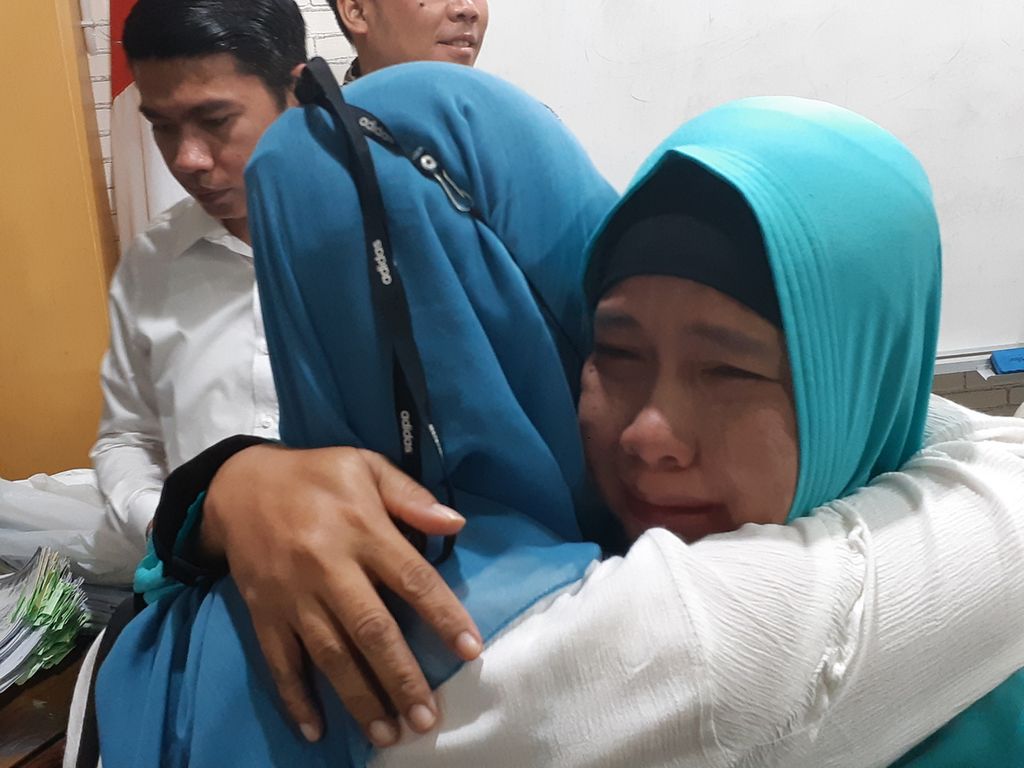 Siti Soimah (kanan), ibu dari AM, santri Pondok Modern Darussalam Gontor, Ponorogo, Jawa Timur, yang tewas di pesantren tersebut, menangis di pelukan sahabatnya, Selasa (6/9/2022).