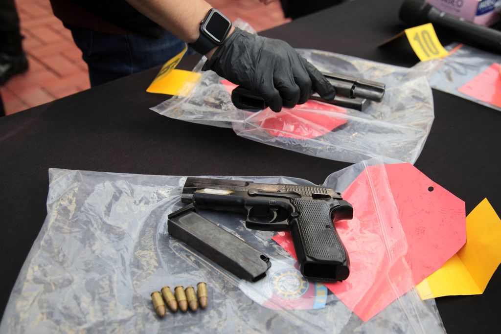 Senjata api menjadi barang bukti perampokan toko emas di ITC BSD ditunjukkan kepada wartawan saat pemberian keterangan pengungkapan kasus tersebut di Polres Tangerang Selatan, Jumat (30/9/2022). Empat tersangka ditangkap dari sejumlah tempat. Polisi mengamankan dua pistol yang salah satunya digunakan untuk merampok. 