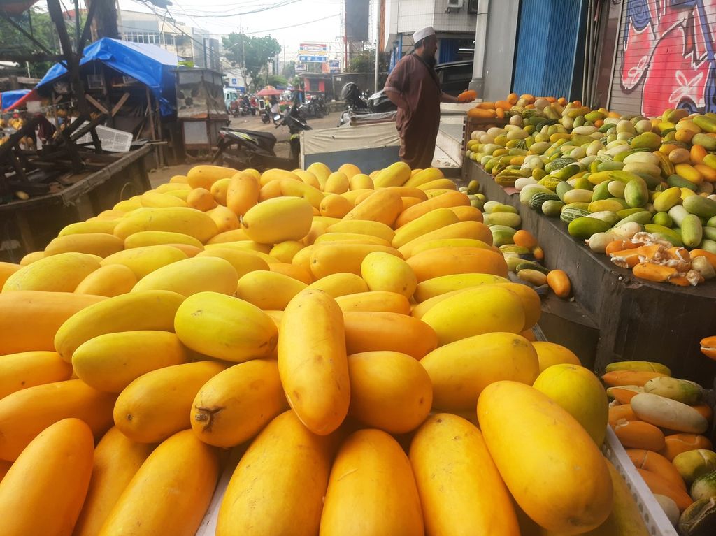 Pembeli mencari buah timun suri untuk sajian buka puasa di kawasan Pasar Kebayoran, Jakarta Selatan, Selasa (28/3/2023).