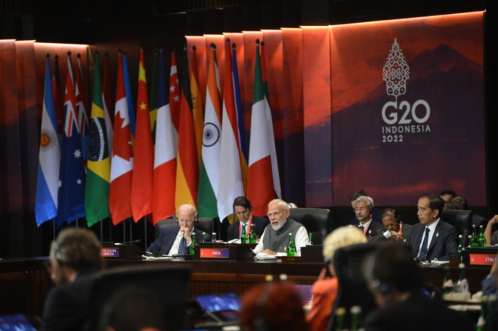 Perdana Menteri India Narendra Damodardas Modi (tengah) disaksikan Presiden Joko Widodo (kanan) dan Presiden Amerika Serikat Joe Biden (kiri) menyampaikan pandangannya saat pembukaan KTT G20 Indonesia 2022 di Nusa Dua, Bali, Selasa (15/11/2022).