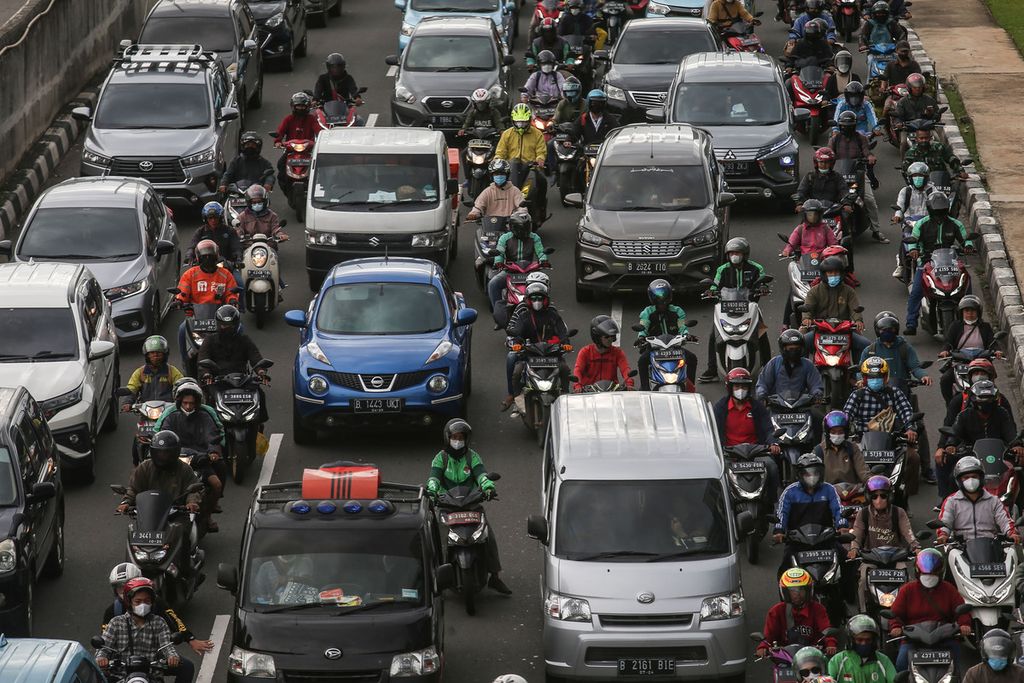 Kepadatan lalu lintas di Jalan TB Simatupang, Jakarta Selatan, saat jam pulang kerja, Kamis (28/4/2022). 