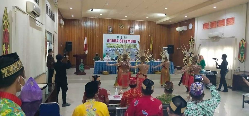Suasana pembukaan acara penyerahan SK Bupati Kapuas terkait pengakuan dan perlindungan Masyarakat Hukum Adat Timpah Suku Dayak Ngaju, di Kuala Kapuas, Kalimantan Tengah, Kamis (20/1/2022).