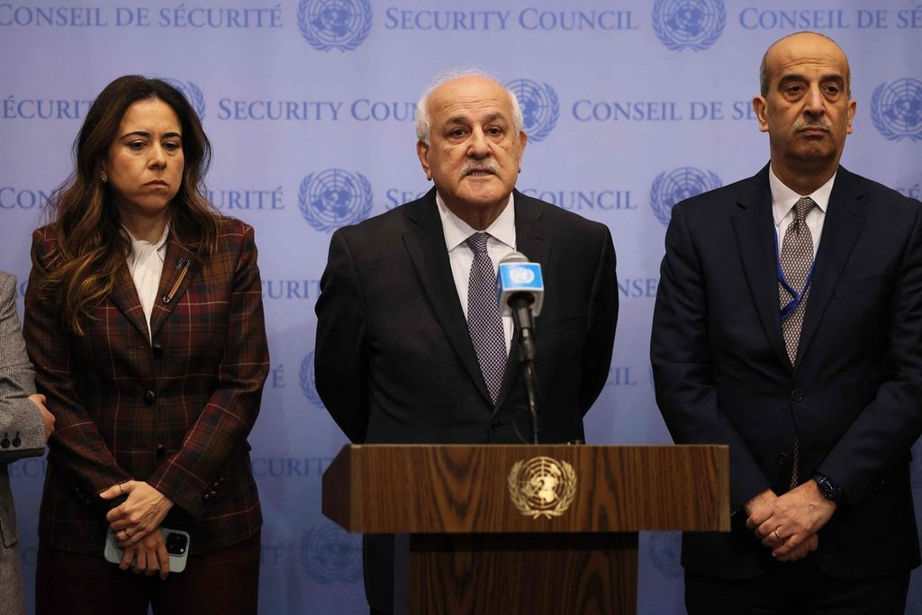 Duta Besar Palestina untuk PBB Riyad H Mansour (tengah) dan Dubes Uni Emirat Arab untuk PBB Lana Nusseibeh (kiri) berbicara kepada wartawan dalam konferensi pers seusai sidang DK PBB tentang situasi Timur Tengah di Markas Besar PBB, New York, AS, 20 Februari 2023. 
