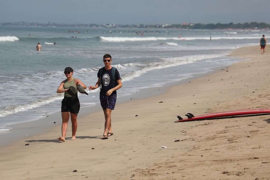 Wisatawan asing mengunjungi Pantai Kuta, Bali, Jumat (11/11/2022).