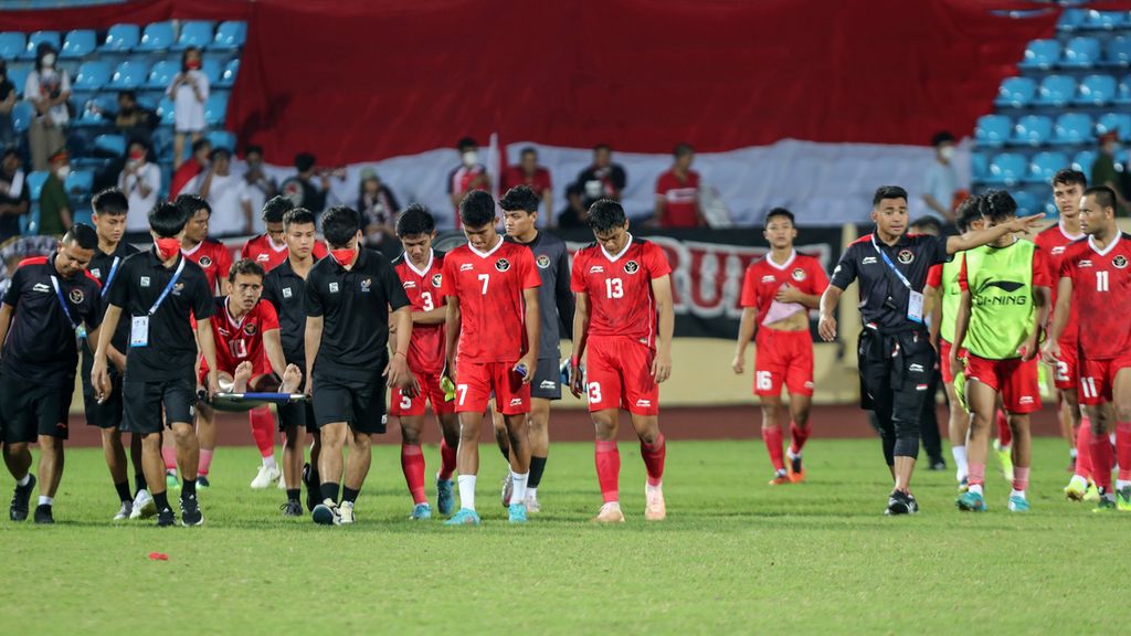The Indonesian national team players are saddened by their defeat to the Thailand national team in the semifinals of the 2021 Vietnam SEA Games football at Thien Truong Stadium, Nam Dinh, Vietnam, Thursday (19/5/2021).