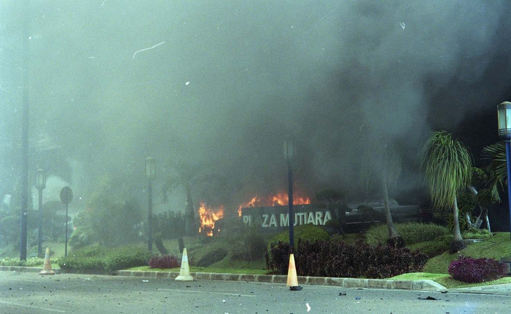 Api masih membakar sejumlah mobil di depan lobi Hotel JW Marriott (6/8/2003). Selain membakar 22 mobil, menewaskan 10 orang, dan mencederai puluhan orang lainnya, bom mobil itu juga merusak Plaza Mutiara.