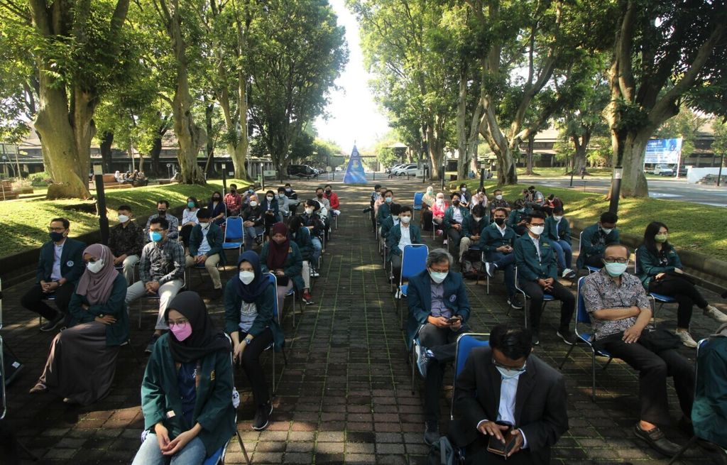 Puluhan mahasiswa Institut Teknologi Bandung (ITB) mengikuti penyambutan sivitas akademik kembali ke kampus di Kampus Ganesha ITB, Kota Bandung, Jawa Barat, Senin (27/9/2021).