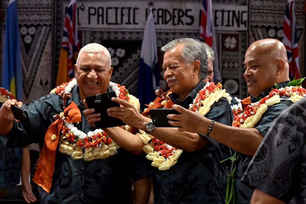 Perdana Menteri Fiji Frank Bainimarama (kiri), Sekretaris Jenderal Forum Kepulauan Pasifik Henry Puna (tengah), dan Presiden Federasi Negara-negara Mikronesia David Panuelo berswafoto saat Forum Kepulauan Pasifik di Suva, Fiji, 14 Juli 2022.