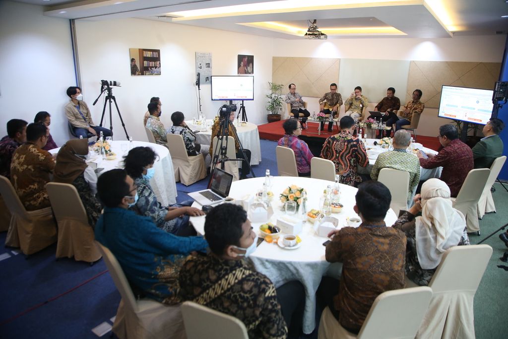 Suasana diskusi Kompas Collaboration Forum-City Leaders Community APEKSInergi #2 di Menara Kompas, Jakarta, Jumat (10/6/2022). 