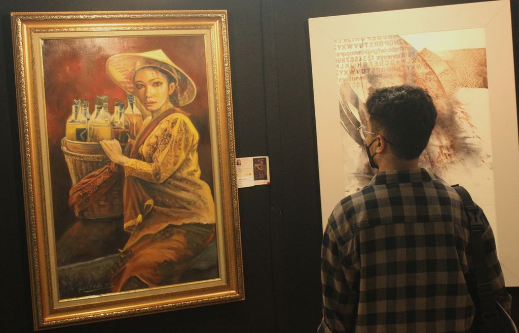 Pengunjung memperhatikan lukisan yang ditampilkan dalam Pameran Seni Rupa Remaja Jakarta Era 70/80-an di Lobi Teater Kecil, Taman Ismail Marzuki, Jakarta, Rabu (15/6/2022). 