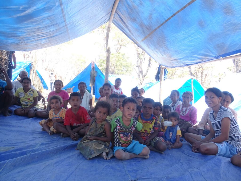 Pengungsi Pubabu, Timor Tengah Selatan, Nusa Tenggara Timur, berada di dalam tenda bantuan LSM, Selasa (25/8/2020).