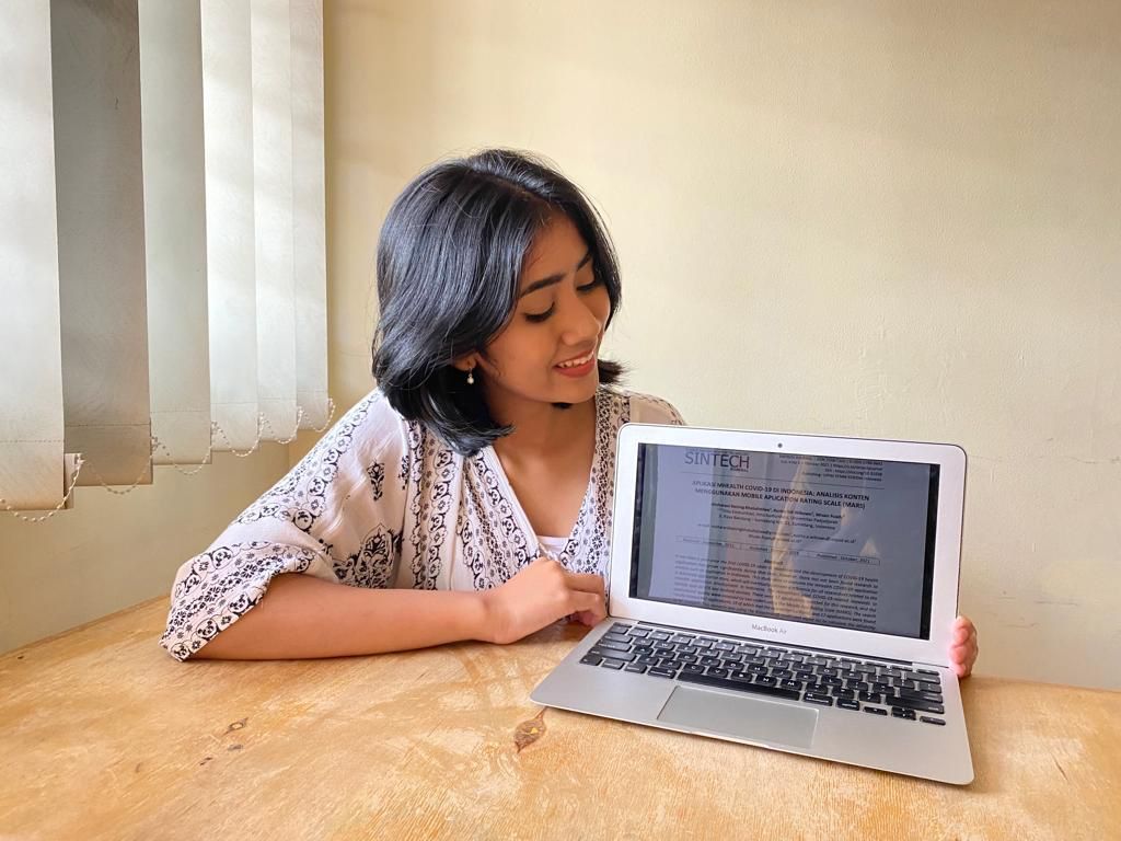 Maharani Bening Khatulistiwa menunjukkan tulisannya yang di muat di jurnal lewat laptopnya di Jakarta, Jumat (11/2/2022).