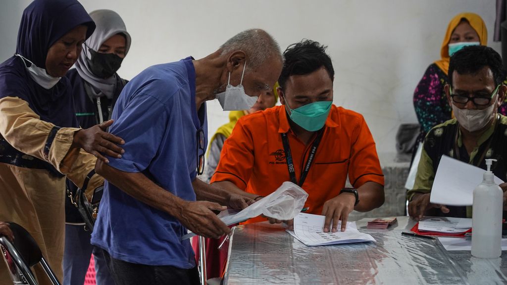  An elderly man is accompanied and assisted by other residents when he wants to sit down while receiving social assistance money for the transfer of fuel subsidies (BBM) at the Pos Hall RW 01 Gambir Village, Gambir District, Central Jakarta, Friday (2/9/2022).
