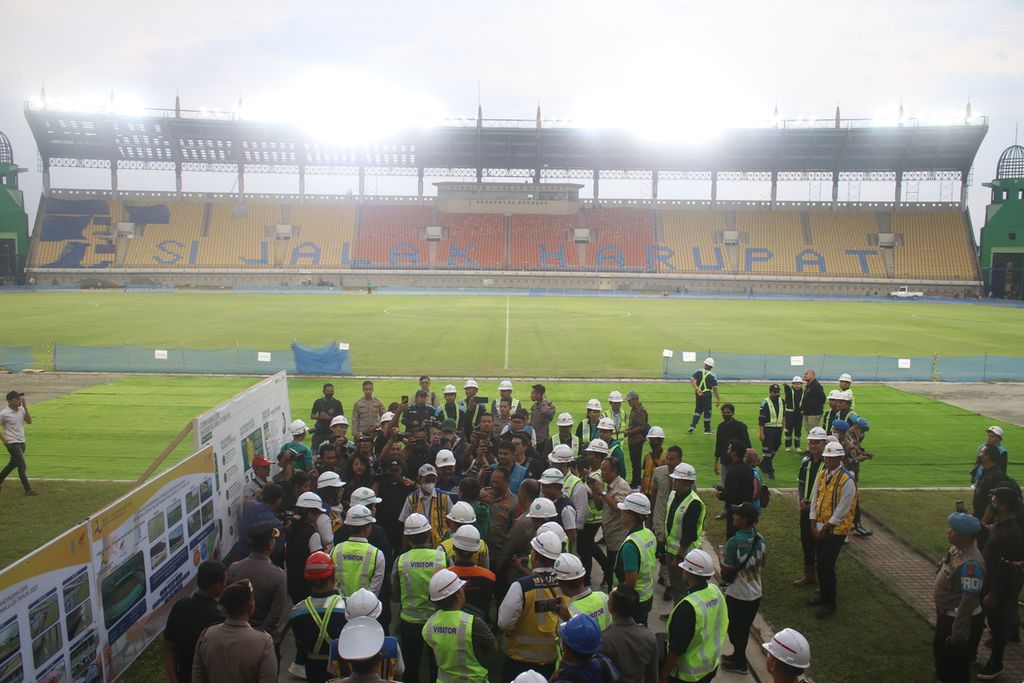 Rombongan Ketua Umum PSSI Erick Thohir bersama sejumlah pejabat memantau pembenahan Stadion Si Jalak Harupat, Kecamatan Soreang, Kabupaten Bandung, Jawa Barat, Sabtu (11/3/2023). Stadion ini diharapkan lolos penilaian FIFA sebagai lokasi pertandingan Piala Dunia U-20 pada 2023 saat Indonesia menjadi tuan rumahnya.