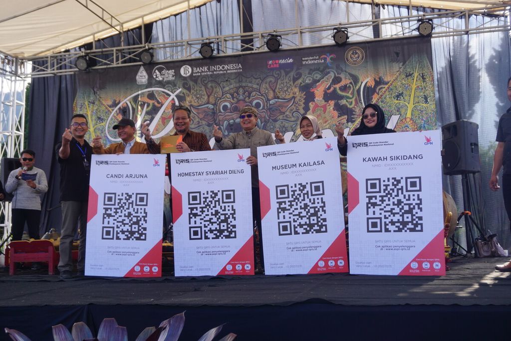 Peluncuran penggunaan QRIS menandai pembukaan Dieng Culture Festival 2022 yang digelar di Dataran Tinggi Dieng, Kabupaten Banjarnegara, Jawa Tengah, Jumat (2/9/2022).