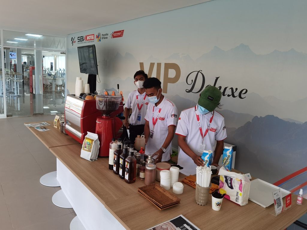 Sejumlah barista asal Lombok Tengah menyiapkan kopi yang akan disajikan untuk penonton MotoGP di gedung VIP Deluxe Sirkuit Internasional Jalan Raya Pertamina Mandalika, Kuta, Pujut, Lombok Tengah, Nusa Tenggara Barat, Minggu (20/3/2022). Asosiasi Kopi Indonesia (Aski) NTB melibatkan sekitar 18 barista dari berbagai kafe di Lombok untuk terlibat dalam kegiatan tersebut.