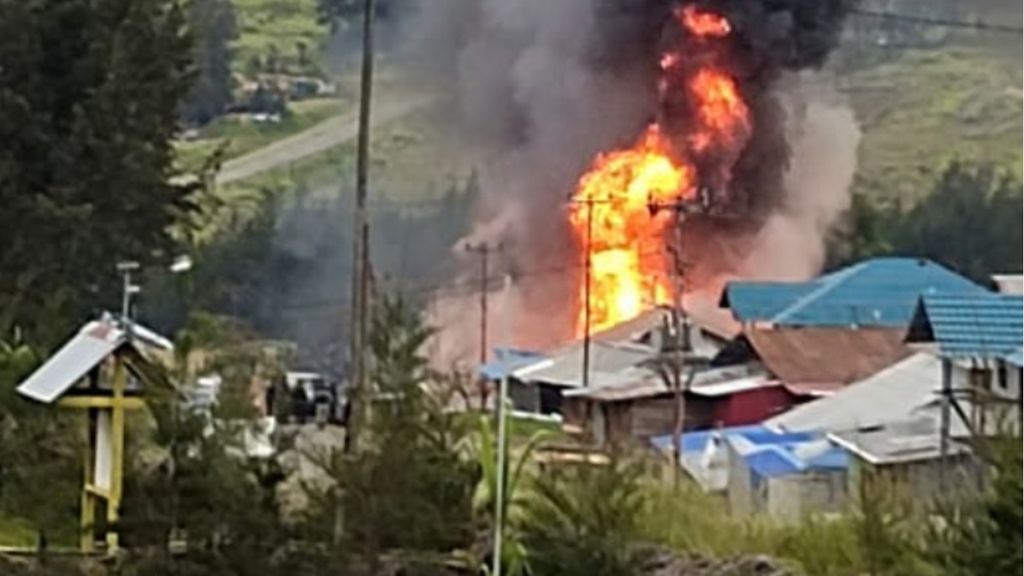 Kelompok kriminal bersenjata membakar rumah milik seorang warga Distrik Ilaga, ibu kota di Kabupaten Puncak, Papua, Selasa (5/4/2022).
