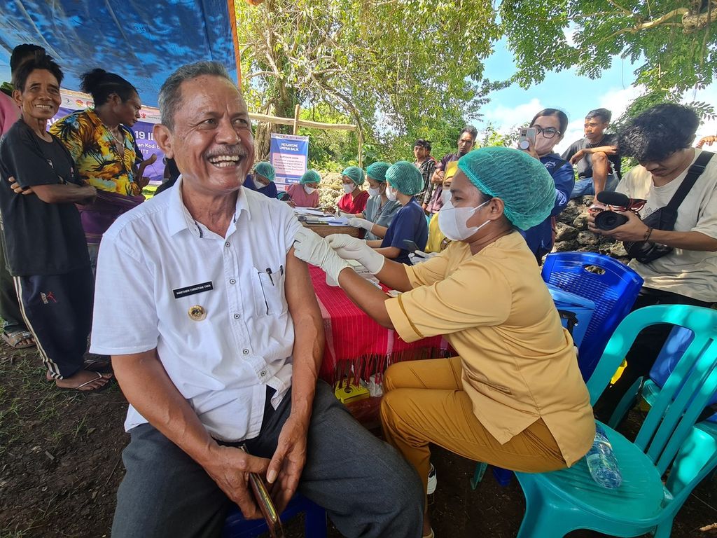 Wakil Bupati Sumba Barat Daya, NTT, Marthen Christian Taka ikut dalam pelaksanaan Vaksinasi Covid-19 Inklusif di Kampung Adat Ratenggaro, Desa Maliti Bondo Ate, Kodi Bangedo, Sumba Barat Daya, NTT, Minggu (12/3/2023) siang. Program vaksinasi tersebut diselenggarakan Kemitraan Australia-Indonesia untuk Ketahanan Kesehatan (AIHSP) bersama Save the Children dan Circle of Imagine Society (CIS) Timor menyasar warga lansia, penyandang disabilitas, dan warga masyarakat adat di wilayah tersebut.