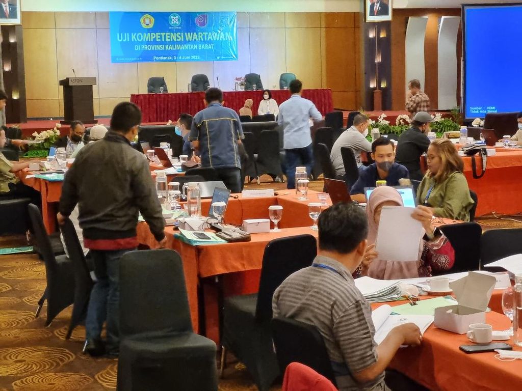 Sejumlah wartawan mengikuti uji kompetensi yang difasilitasi Dewan Pers di Pontianak, Kalimantan Barat, Jumat (3/6/2022). Dewan Pers memfasilitasi uji kompetensi wartawan di 34 provinsi pada tahun ini, dengan dana dari APBN.