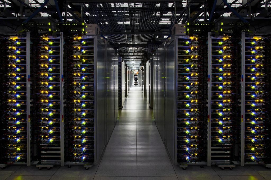 Dalam foto yang diambil pada 24 Februari 2012 ini, tampak ruangan <i>data center</i> milik Google Cloud Platform (GCP) di Douglas County, Georgia, AS. 