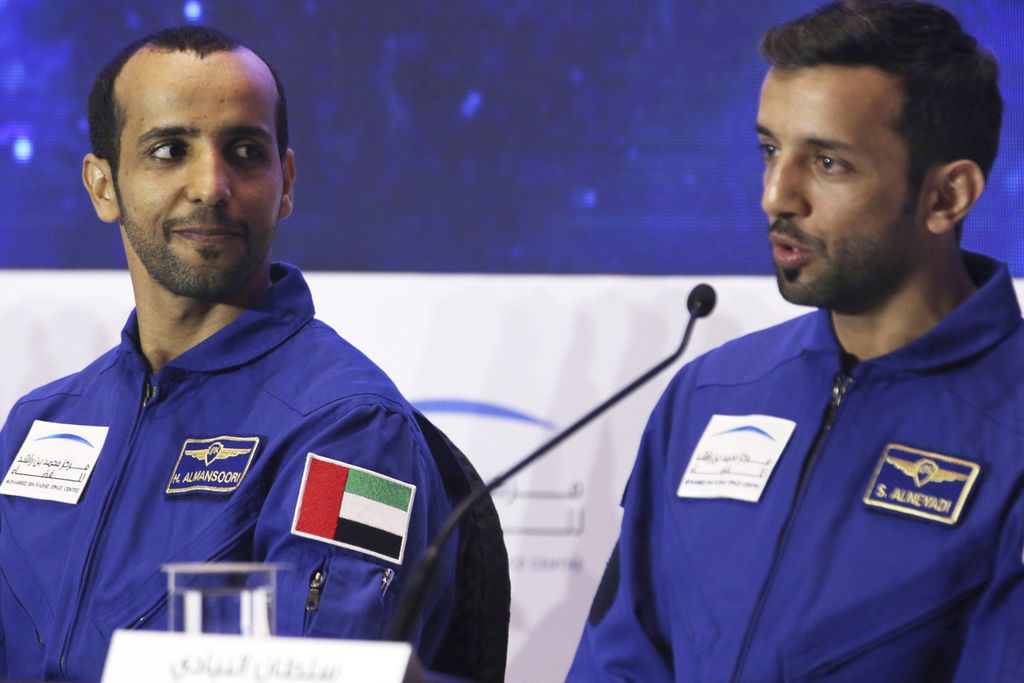 Astronot Uni Emirat Arab, Sultan al-Neyadi (kanan), berbicara kepada wartawan dengan astronot Hazza al-Mansoori, di Dubai, Uni Emirat Arab, Senin, 25 Februari 2019. 