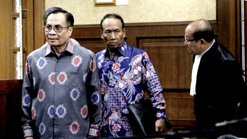 Terdakwa mantan Dirjen Kependudukan dan Pencatatan Sipil Kementerian Dalam Negeri, Irman (kiri) dan Direktur Pengelola Informasi Administrasi Kependudukan Dirjen Kependudukan dan Pencatatan Sipil Kementerian Dalam Negeri, Sugiharto (kedua kiri) memasuki ruang sidang. Ke duanya menjalani sidang perdana kasus dugaan korupsi pengadaan paket penerapan e-KTP secara nasional tahun 2011-2012 di Pengadilan Tindak Pidana Korupsi (Tipikor), Jakarta, Kamis (9/3). Dalam surat dakwaan yang dibacakan Jaksa Penuntut KPK, ada sejumlah nama besar yang terlibat dalam kasus dugaan korupsi pengadaan proyek e-KTP dengan potensi kerugian negara mencapai Rp 2,3 Triliun. 