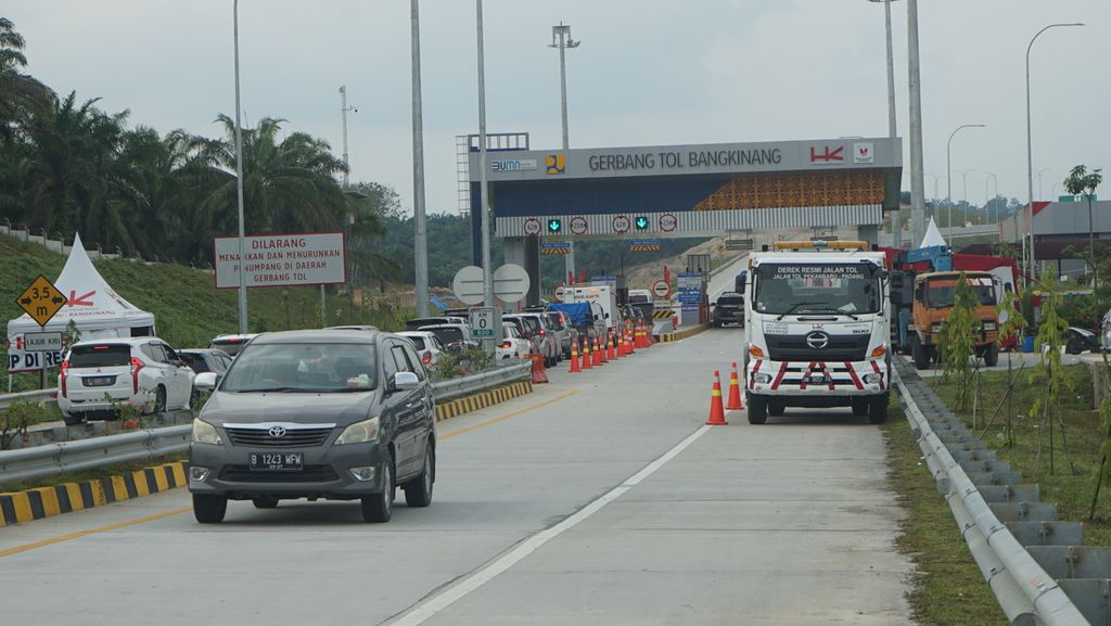 Sejumlah kendaraan mengantre di pintu keluar Tol Pekanbaru-Bangkinang, Provinsi Riau, sepanjang 31 kilometer, Senin (2/1/2022). Tol yang baru dioperasikan pada Oktober 2022 dan mulai memperlakukan tarif pada 25 Desember 2022 itu memangkas waktu tempuh perjalanan dari Pekanbaru ke Bangkinang, Kabupaten Kampar, hingga 45 menit.