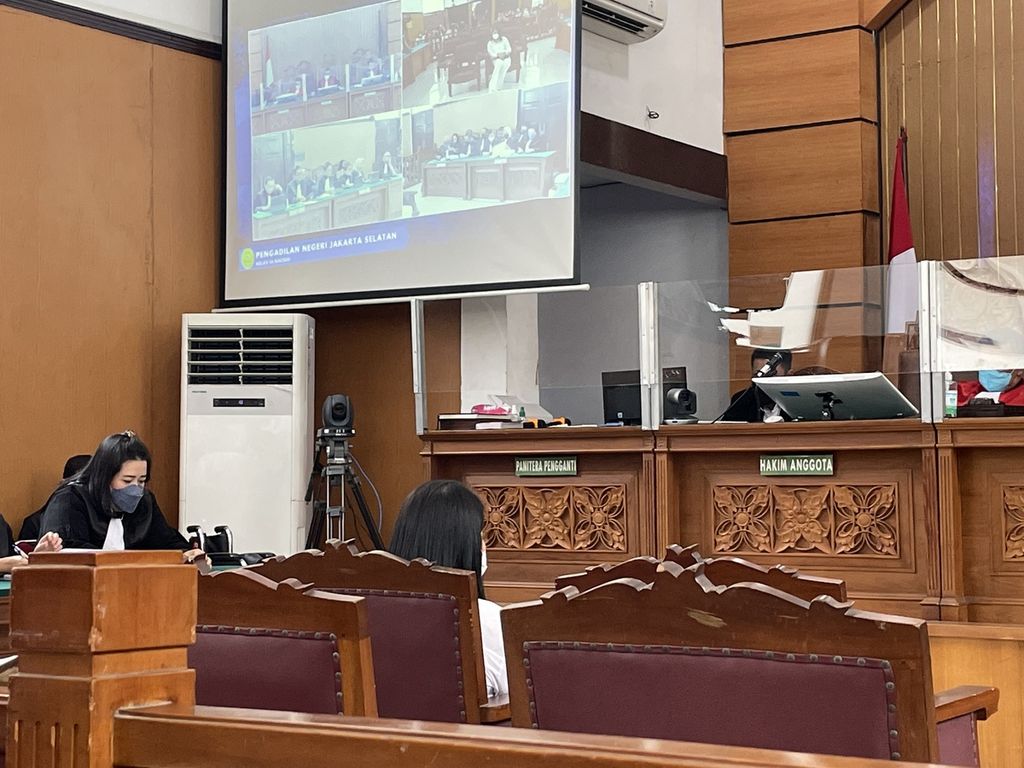 Terdakwa pembunuhan Brigadir J atau Nofriansyah Yosua Hutabarat, Putri Candrawathi, menjalani sidang pembacaan tuntutan oleh jaksa penuntut umum di Pengadilan Negeri Jakarta Selatan, Rabu (18/1/2023).